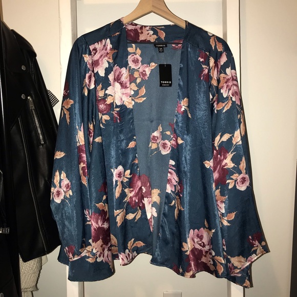 torrid Tops - Torrid silky kimono ❤️